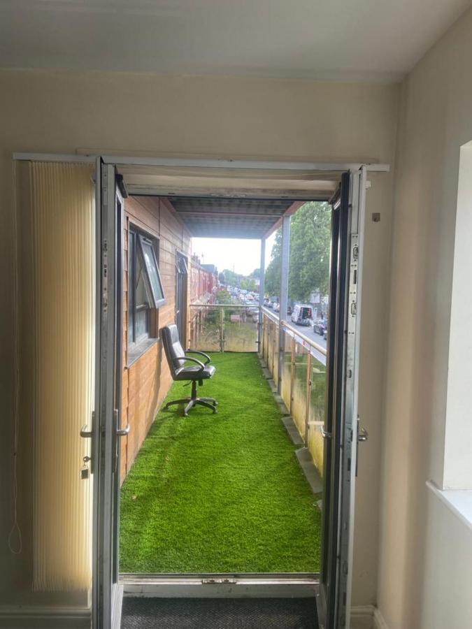 Cosy Living Apartamento Camberley Exterior foto